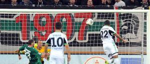 Rein damit. Luiz Gustavo wuchtet den Ball per Kopf zum 2:1 ins Augsburger Tor.