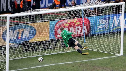2010 dann die späte Rache in Südafrika: 44 Jahre nach dem Wembleytor erzielt der Engländer Frank Lampard im WM-Achtelfinale ein klares Tor, dem Schiedsrichter Jorge Larrionda aus Uruguay die Anerkennung verweigert - Deutschland siegt 4:1.