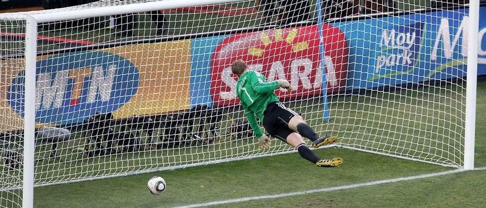 2010 dann die späte Rache in Südafrika: 44 Jahre nach dem Wembleytor erzielt der Engländer Frank Lampard im WM-Achtelfinale ein klares Tor, dem Schiedsrichter Jorge Larrionda aus Uruguay die Anerkennung verweigert - Deutschland siegt 4:1.