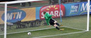 2010 dann die späte Rache in Südafrika: 44 Jahre nach dem Wembleytor erzielt der Engländer Frank Lampard im WM-Achtelfinale ein klares Tor, dem Schiedsrichter Jorge Larrionda aus Uruguay die Anerkennung verweigert - Deutschland siegt 4:1.