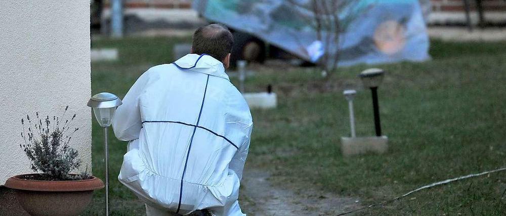 Ein Kriminaltechniker sichert am Dienstag in Glindow (Brandenburg) Spuren an einem Gebäude. Auf dem Grundstück war ein totes Baby gefunden worden. Die Todesursache soll durch eine Obduktion geklärt werden.