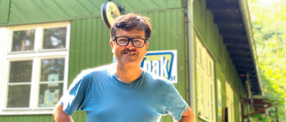 Neil Nadarajah vor seinem Hostel im Grunewald: Nach 21 Jahren muss er raus.