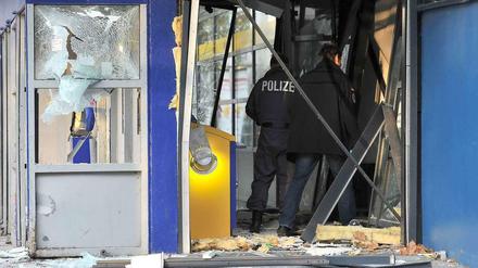 In Wittenau ist in der Nacht zu Mittwoch ein Geldautomat gesprengt worden, Trümmerteile flogen durch die Schaufenster auf den Gehweg.