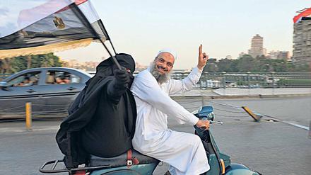 Salafisten feiern den Wahlsieg Mursis. Die Fotografin Katharina Eglau begleitet die Umbrüche in Ägypten seit 2008. 