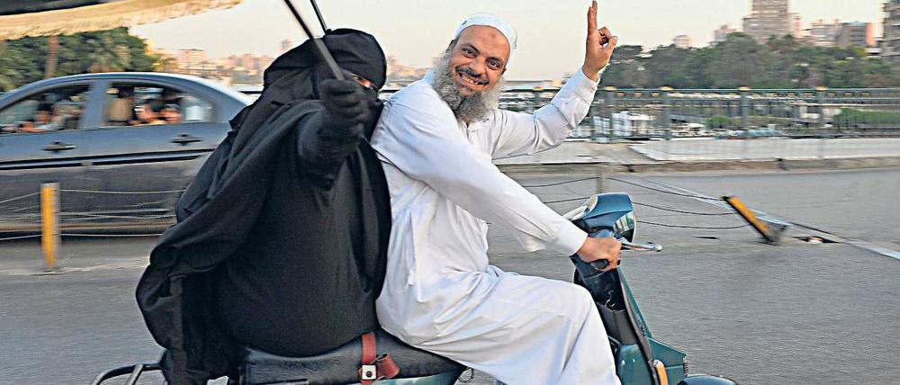 Salafisten feiern den Wahlsieg Mursis. Die Fotografin Katharina Eglau begleitet die Umbrüche in Ägypten seit 2008.