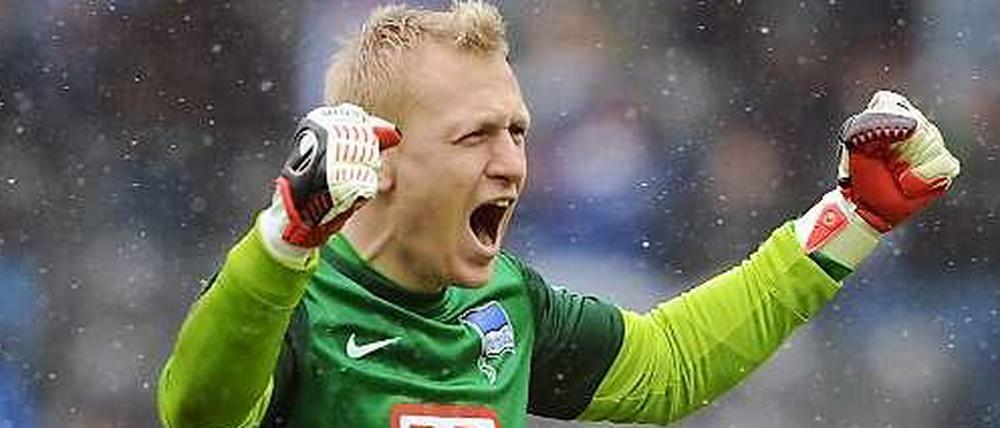 Ob Sascha Burchert, Torhüter von Hertha BSC, am Samstag beim Gastspiel gegen die Gladbacher genauso jubeln kann wie hier im März gegen Duisburg, wird sich zeigen.