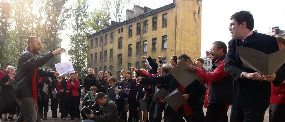 Lass es raus. Der Beschwerdechor hat bereits in vielen Städten der Welt meckernde Menschen vereint. Zum Beispiel in New York, Tokio und St. Petersburg.