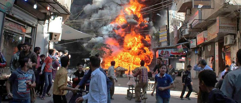Der Alltag in Flammen: Eine Gasexplosion ereignete sich am Montag in Aleppo. Die Opposition spricht von einer Attacke syrischer Soldaten.