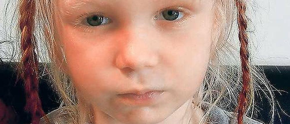 Maria ist fünf oder sechs Jahre alt, ergaben Zahnuntersuchungen. 