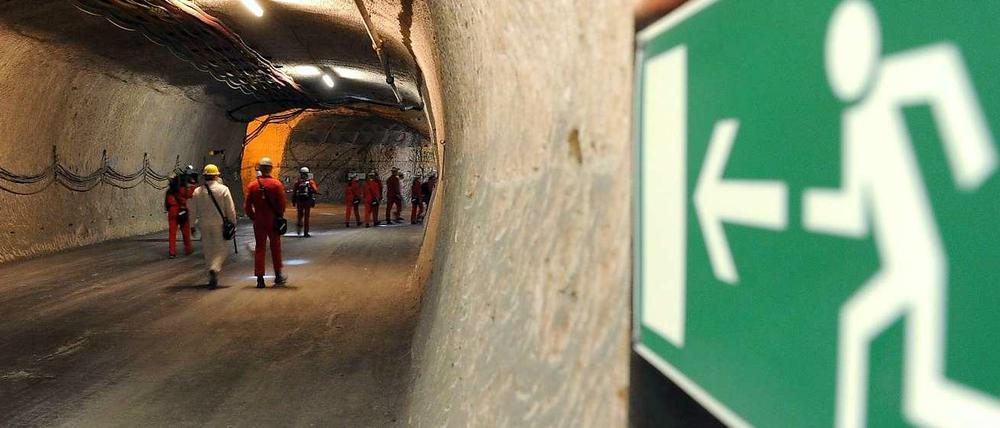 Zu Besuch im Salzstock. Der umstrittene Endlagerstandort ist 30 Jahre lang mit einem Betriebsplan erkundet worden, der noch auf der Basis des historischen Bergrechts erstellt worden ist - ohne Bürgerbeteiligung, ohne Information. Darum wird jetzt wieder gestritten.