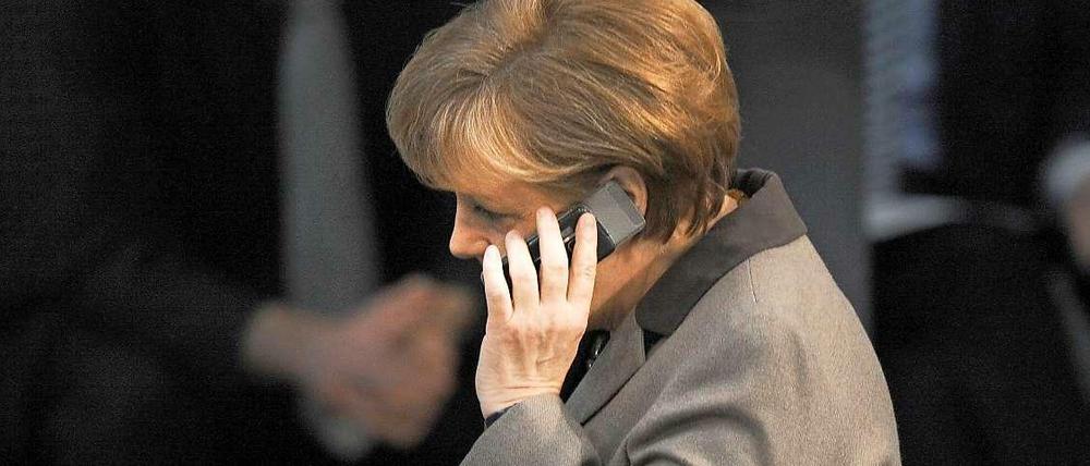 Ebenfalls von den amerikanischen Geheimdiensten überwacht? Kanzlerin Angela Merkel (CDU) am Handy.