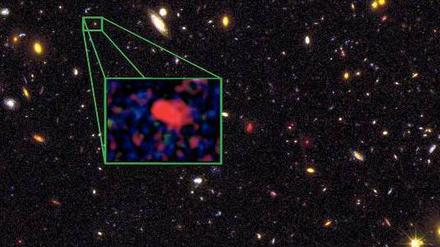 Porträt. Der Ausschnitt zeigt die Galaxie „z8_GND_5296“ vergrößert in einem Bild des „Hubble“-Weltraumteleskops.