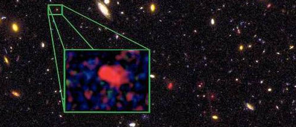 Porträt. Der Ausschnitt zeigt die Galaxie „z8_GND_5296“ vergrößert in einem Bild des „Hubble“-Weltraumteleskops.