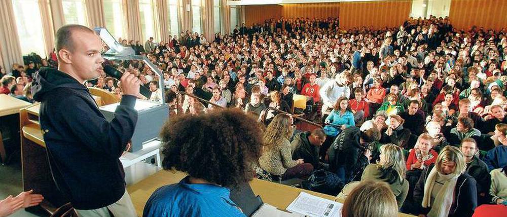Studierende an der FU im Jahr 2003. Sie gehören zu denen, die die Gebühren zurückfordern können.
