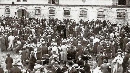 Zbaszyn, 1938. Vor 75 Jahren, am 28. und 29. Oktober 1938, wurden 17 000 polnische Jüdinnen und Juden aus dem Deutschen Reich nach Polen deportiert. Tausende wurden in dem Grenzort unter oft menschenunwürdigen Bedingungen interniert.