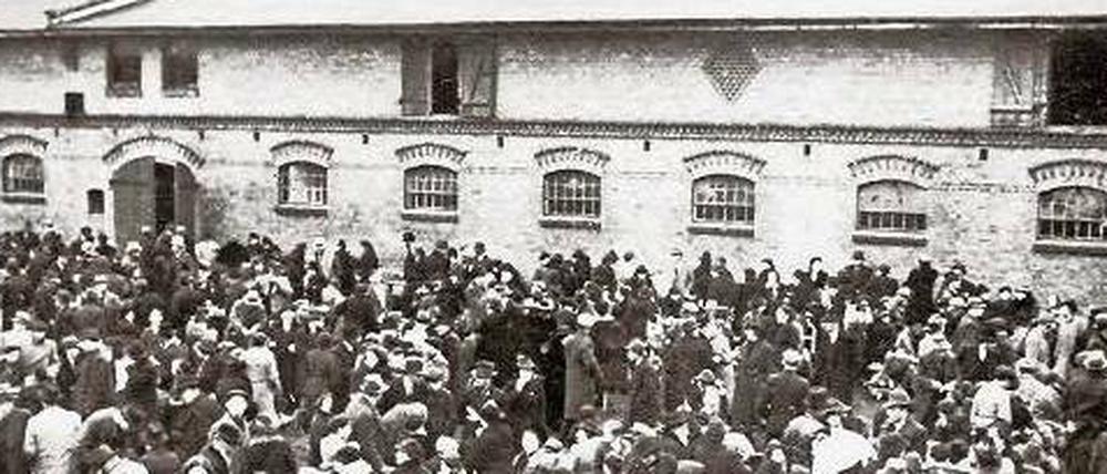 Zbaszyn, 1938. Vor 75 Jahren, am 28. und 29. Oktober 1938, wurden 17 000 polnische Jüdinnen und Juden aus dem Deutschen Reich nach Polen deportiert. Tausende wurden in dem Grenzort unter oft menschenunwürdigen Bedingungen interniert.