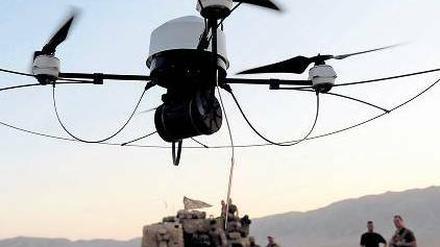 Für die Sicherheit. Deutsche Soldaten lassen nahe Kundus eine Aufklärungsdrohne aufsteigen. Auch waffentragende Flugkörper sind in Afghanistan im Einsatz. Sie seien zum Schutz der Truppen unabdingbar, heißt es. Foto: Maurizio Gambarini/dpa
