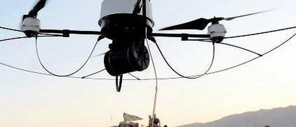Für die Sicherheit. Deutsche Soldaten lassen nahe Kundus eine Aufklärungsdrohne aufsteigen. Auch waffentragende Flugkörper sind in Afghanistan im Einsatz. Sie seien zum Schutz der Truppen unabdingbar, heißt es. Foto: Maurizio Gambarini/dpa