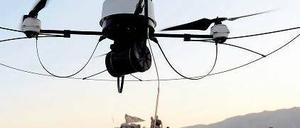 Für die Sicherheit. Deutsche Soldaten lassen nahe Kundus eine Aufklärungsdrohne aufsteigen. Auch waffentragende Flugkörper sind in Afghanistan im Einsatz. Sie seien zum Schutz der Truppen unabdingbar, heißt es. Foto: Maurizio Gambarini/dpa