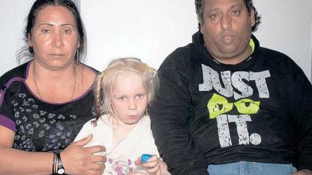 Dieses von der griechischen Polizei verbreitete Foto von Maria und dem Roma-Ehepaar weckt alte Klischees. 