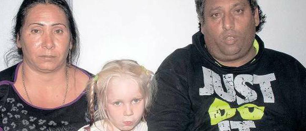 Dieses von der griechischen Polizei verbreitete Foto von Maria und dem Roma-Ehepaar weckt alte Klischees.