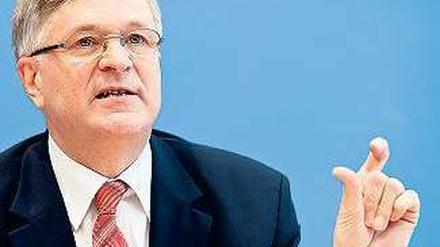 Aus dem Hintergrund in die erste Reihe des Parlaments: Peter Hintze. Foto: dpa