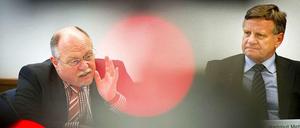 Ein monatelanger Streit ist am Mittwochabend beendet worden: BER-Chef Hartmut Mehdorn setzt sich durch, Technik-Chef Horst Amann verliert seinen Posten. Wer den Aufsichtsrat in Zukunft führen wird, ist aber noch offen. 