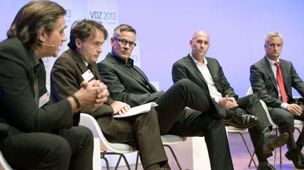 Im Angriffsmodus. Wolfgang Büchner (v.l.), Chefredakteur Spiegel, Giovanni di Lorenzo, Chefredakteur Die Zeit, Jan-ErichPeters, Chefredakteur Welt-Gruppe, Dominik Wichmann, Chefredakteur Stern, und Jörg Quoos, Chefredakteur Focus beim VDZ-Kongress "Publisher Summit". 