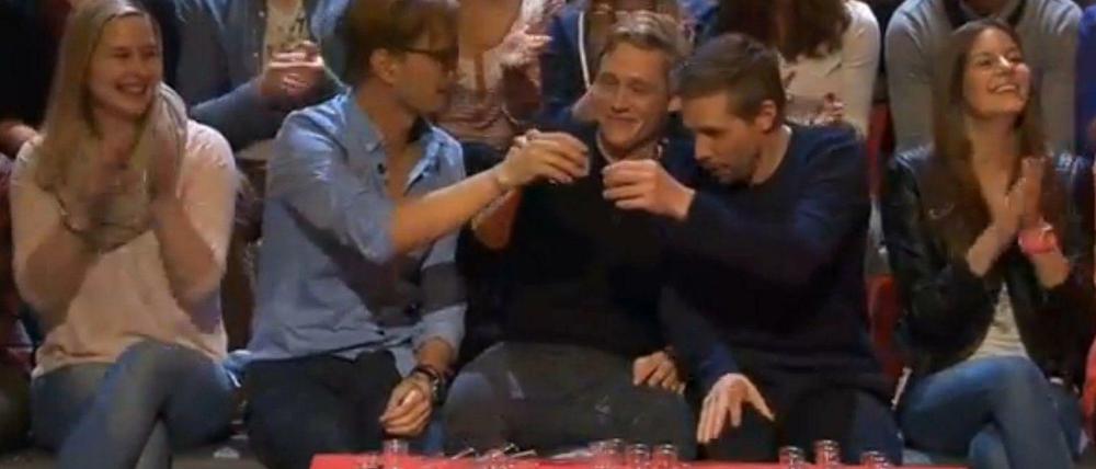 Prost. Joko Winterscheidt, Matthias Schweighöfer und Klaas Heufer-Umlauf feierten auf ProSieben im "Circus HalliGalli" ein Saufgelage.