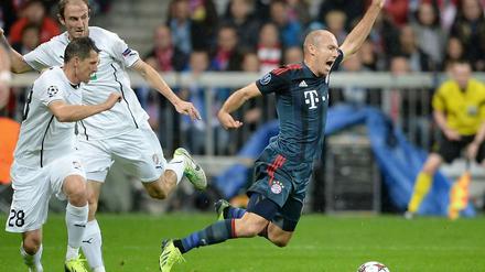 Der Anfang vom Ende für Pilsen. Ex-Herthaner Roman Hubnik foult Arjen Robben. Den fälligen Strafstoß verwandelt Franck Ribery zum 1:0.