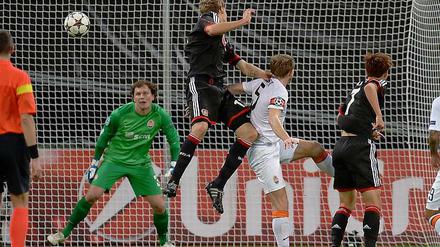 Stefan Kießling köpft das 1:0. Der Ball geht links ins Eck.