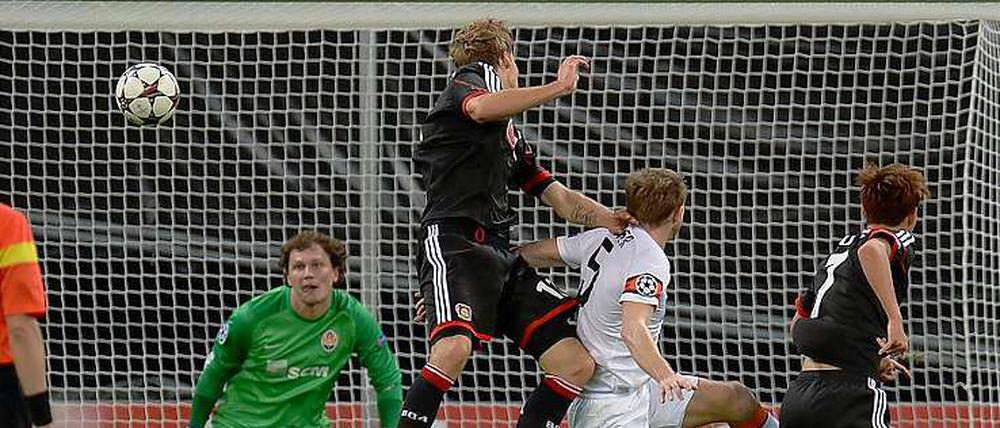 Stefan Kießling köpft das 1:0. Der Ball geht links ins Eck.