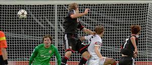 Stefan Kießling köpft das 1:0. Der Ball geht links ins Eck.
