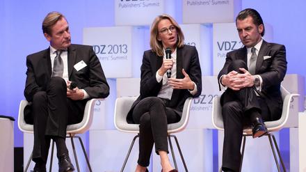 Diskutieren über die Zukunft der Zeitschriften: Mathias Döpfner (l.), Vorstandsvorsitzender Axel Spinger AG, Julia Jäkel, Vorstandsvorsitzende Gruner +Jahr, und Philipp Welte, Zeitschriftenvorstand Burda. 