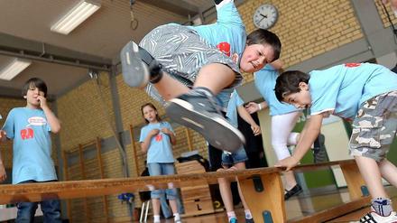 Viel in Bewegung. Wenn Schülerinnen und Schüler früher schon längst im Vereinstraining angekommen waren, sind sie heute immer noch in der Schule. Daher kommen nun viele Vereine mit ihren Angeboten in die Schule.