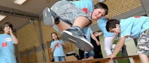 Viel in Bewegung. Wenn Schülerinnen und Schüler früher schon längst im Vereinstraining angekommen waren, sind sie heute immer noch in der Schule. Daher kommen nun viele Vereine mit ihren Angeboten in die Schule.