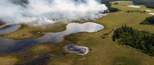 Die Temperaturen in Sibirien lagen im ersten Halbjahr 2020 um fünf Grad höher als im langjährigen Vergleich. Die Feuerwehr kämpft gegen zahlreiche Waldbrände – und die Permafrostböden tauen auf.