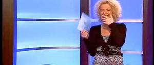 Die lachende Moderatorin.