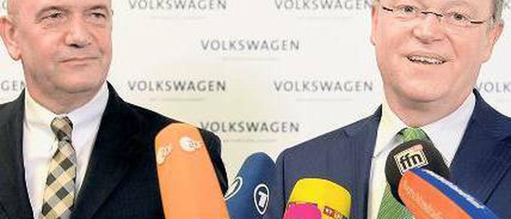 Zufrieden. VW-Konzernbetriebsratschef Bernd Osterloh (l.) und Niedersachsens Ministerpräsident und VW-Aufsichtsratsmitglied Stephan Weil (SPD). Foto: Reuters