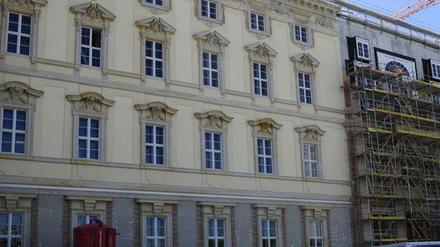 ... und rüber zur Lustgartenseite. Warum? Also bitte. Ca. 30 Meter vom Gerüst sind abgebaut.