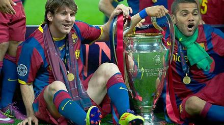 Ein bisschen Pokal halten und danach ab hinter verschlossene Türen: Lionel Messi (links) und Dani Alves vom FC Barcelona nach dem Champions-League-Sieg 2011.