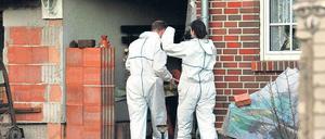 Spuren gesichert. Kriminaltechniker in weißen Schutzanzügen suchten das Gelände in Glindow ab, auf dem der tote Säugling gefunden wurde. Foto: dpa