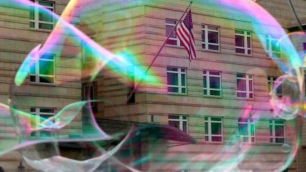 Blase geplatzt: Der Verdacht besteht, dass Merkels Handy von der US-Botschaft am Pariser Platz aus abgehört wurde.
