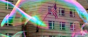 Blase geplatzt: Der Verdacht besteht, dass Merkels Handy von der US-Botschaft am Pariser Platz aus abgehört wurde.