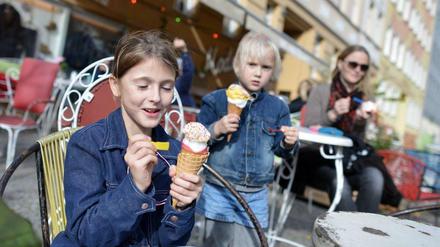 Wieder draußen sitzen und Eis essen.