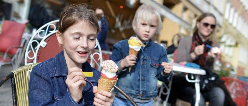 Wieder draußen sitzen und Eis essen.