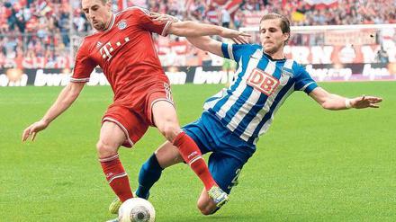 Umkämpftes Duell. Hertha (hier mit Pekarik gegen Ribèry) bot dem Triple-Sieger ein intensives und temporeiches Spiel. Foto: AFP