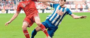 Umkämpftes Duell. Hertha (hier mit Pekarik gegen Ribèry) bot dem Triple-Sieger ein intensives und temporeiches Spiel. Foto: AFP