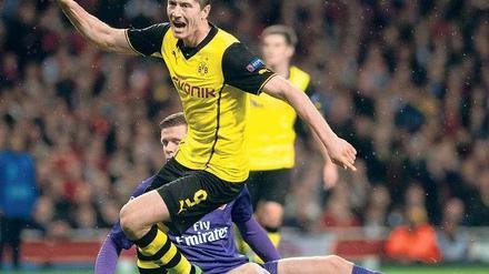 Wer zuletzt trifft. Robert Lewandowski dreht jubelnd ab nach seinem Siegtreffer gegen Arsenal mit seinem Nationalmannschaftskollegen Wojciech Szczesny im Tor. Foto: dpa