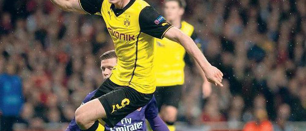 Wer zuletzt trifft. Robert Lewandowski dreht jubelnd ab nach seinem Siegtreffer gegen Arsenal mit seinem Nationalmannschaftskollegen Wojciech Szczesny im Tor. Foto: dpa